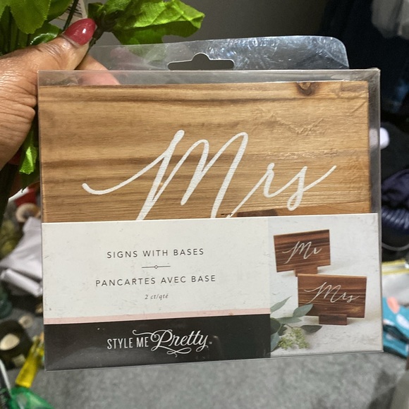 Wedding -Mr. & Mrs. Sign w/Base - Picture 3 of 3